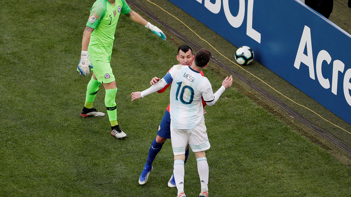 طرد ميسي في مباراة الأرجنتين ضد تشيلي بكوبا أمريكا (فيديو)