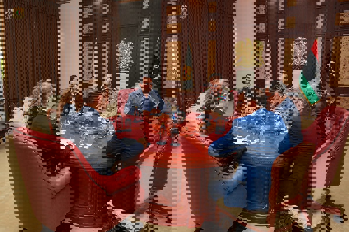  حفتر يبحث مع مبعوث الرئيس الفرنسي الانتخابات و"الإرهاب" 