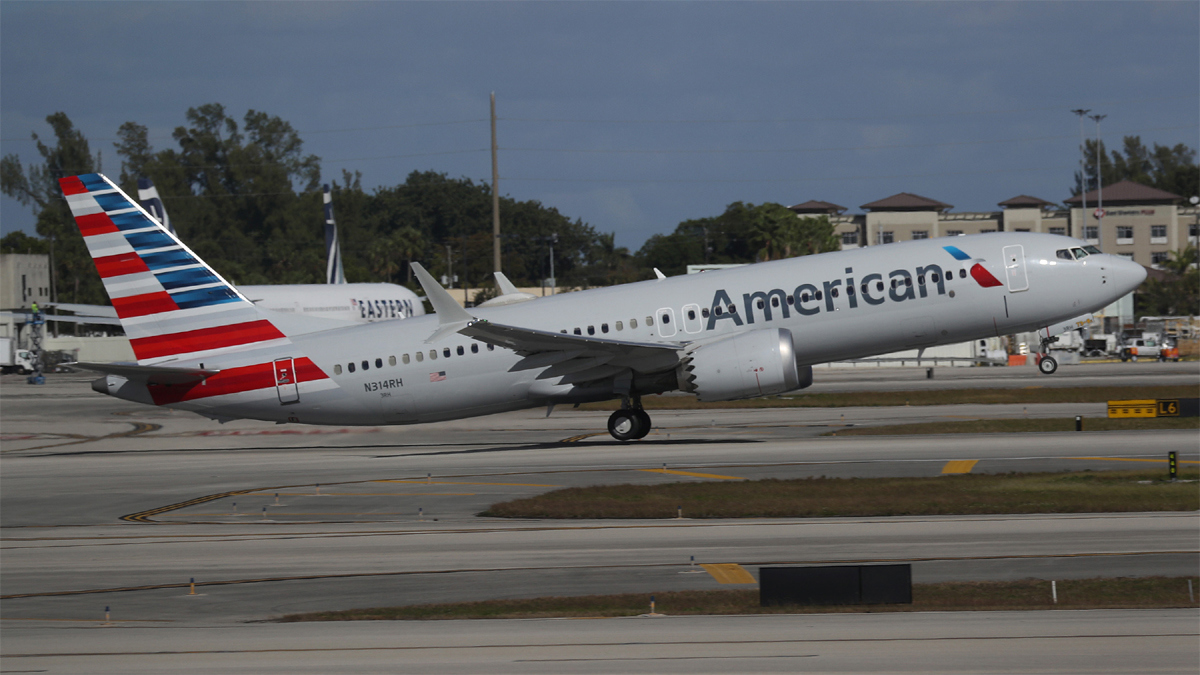 طائرة 737 ماكس لأمريكان إيرلاينز تعلن حالة الطوارئ بعد إغلاق محرك