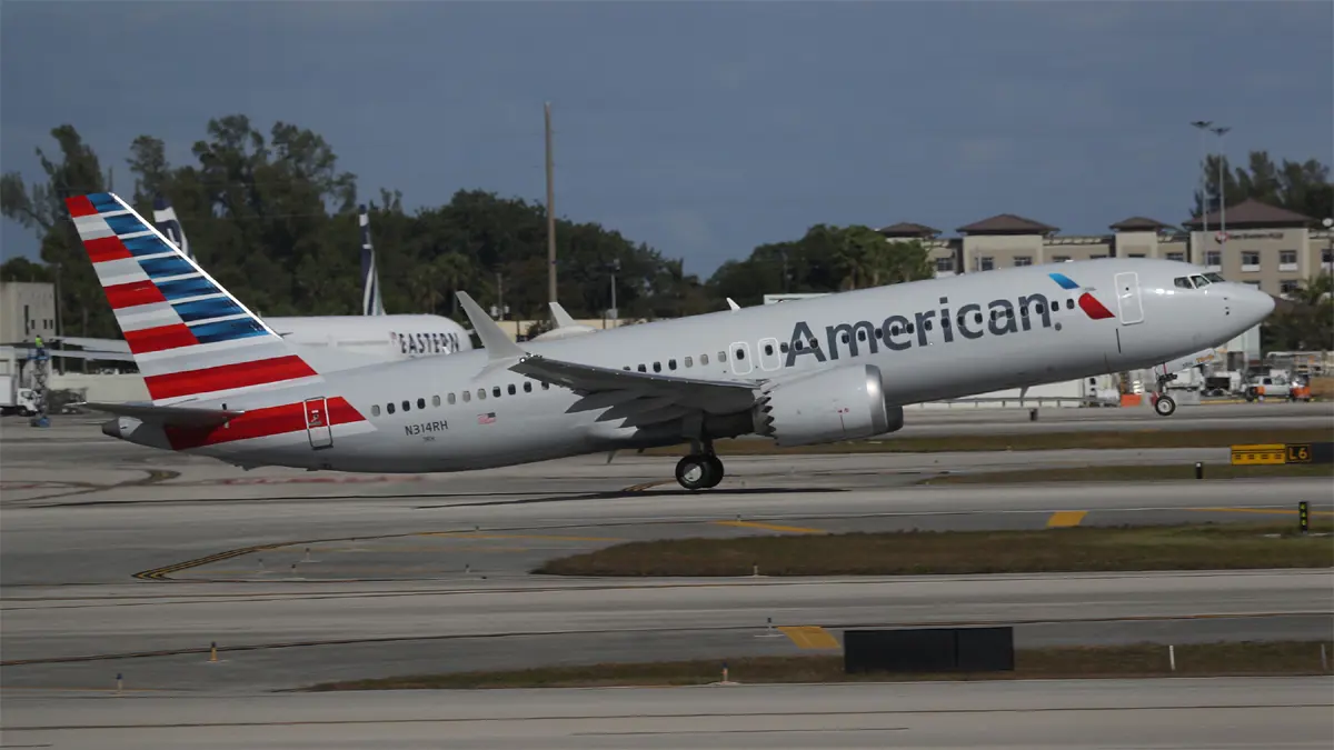 طائرة 737 ماكس لأمريكان إيرلاينز تعلن حالة الطوارئ بعد إغلاق محرك