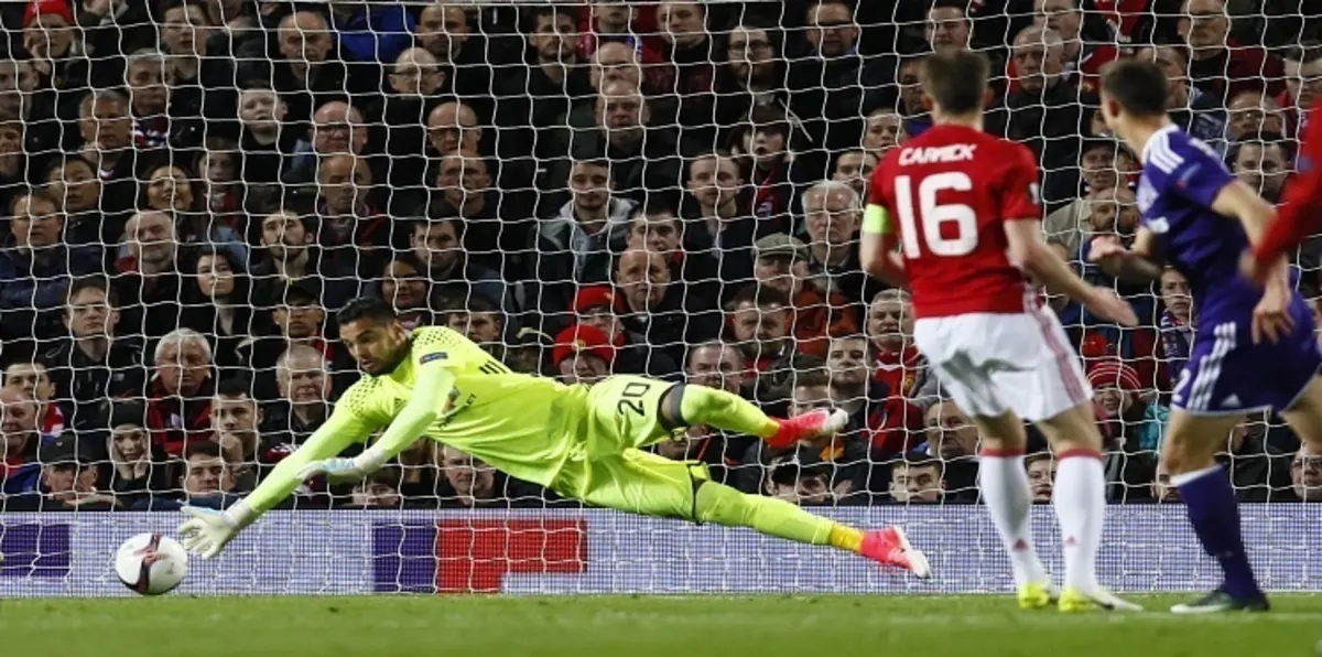 مورينيو يكافئ سيرجي روميرو في نهائي الدوري الأوروبي