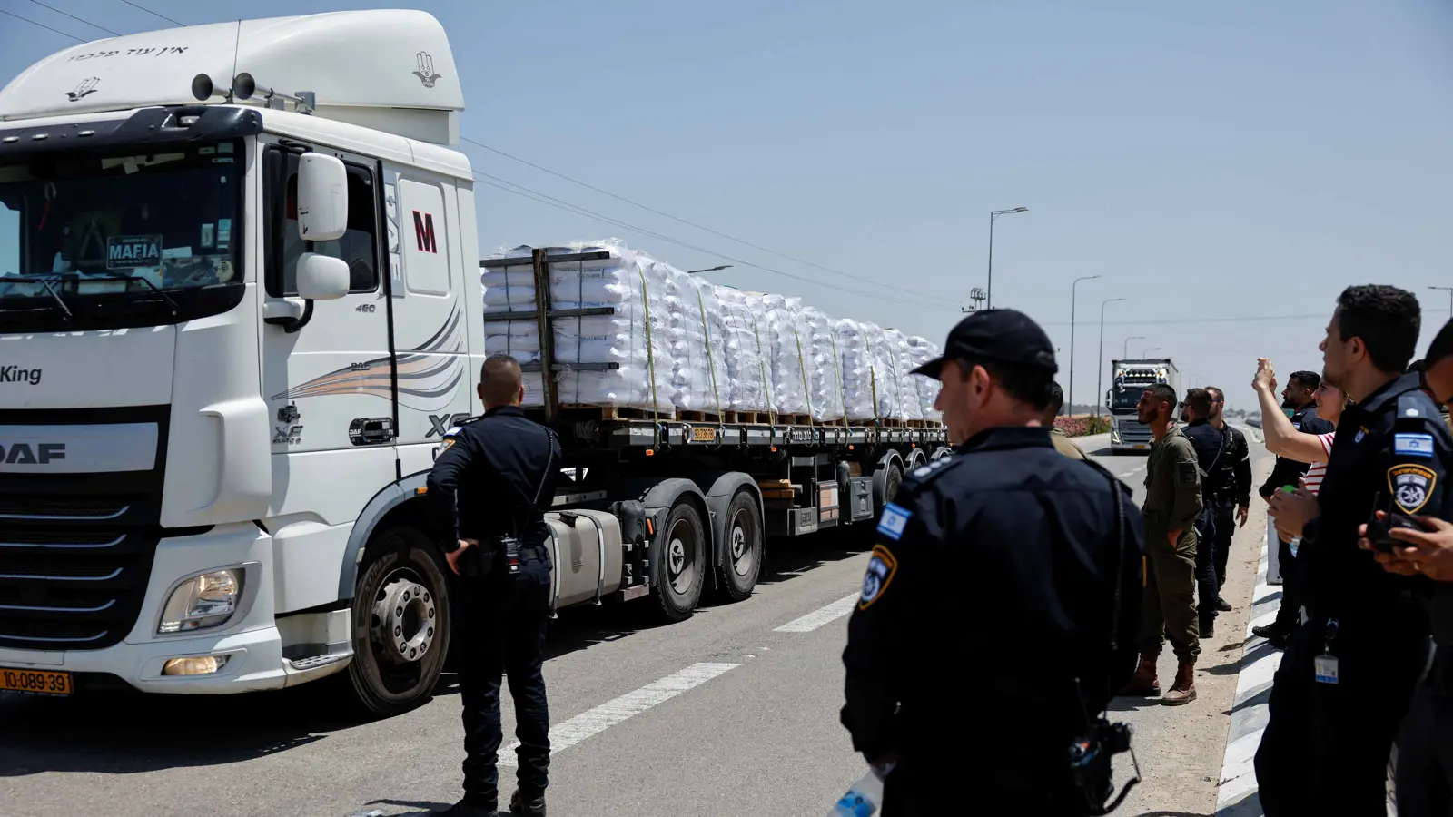 حماس: إسرائيل قتلت 6 فلسطينيين خلال تأمينهم شاحنات مساعدات بغزة