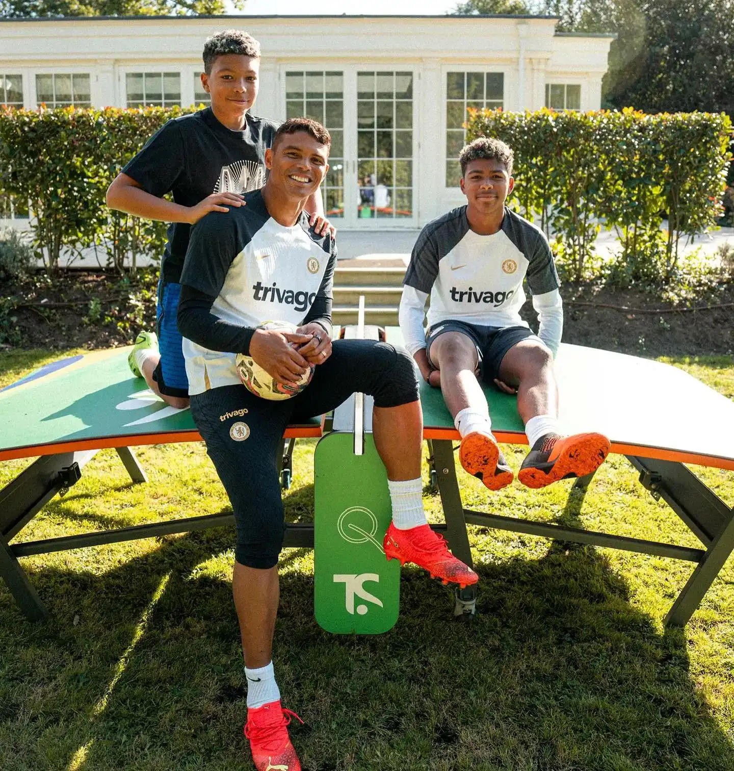 تياغو سيلفا مع نجليه