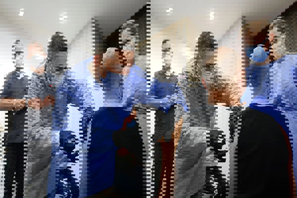 توصية أمريكية بجرعة جديدة من لقاحات كوفيد لكبار السن