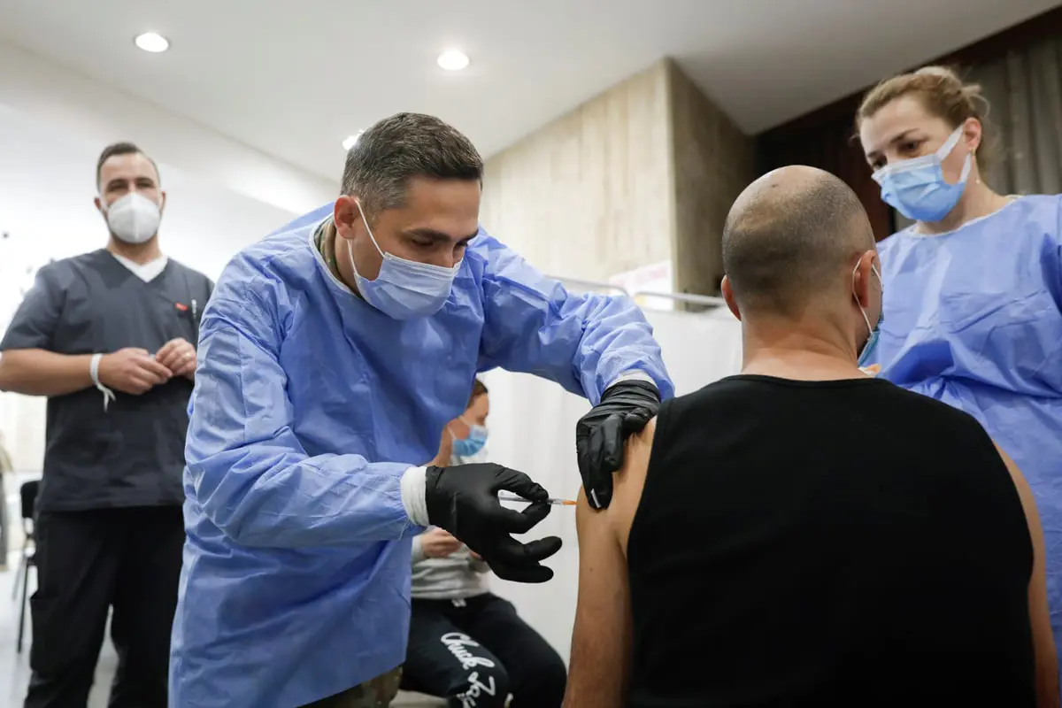 توصية أمريكية بجرعة جديدة من لقاحات كوفيد لكبار السن