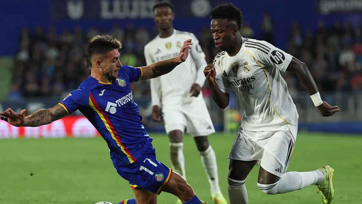 لا يمررون لي.. فينيسيوس يشتكي زملاءه لتشابي ألونسو (فيديو)