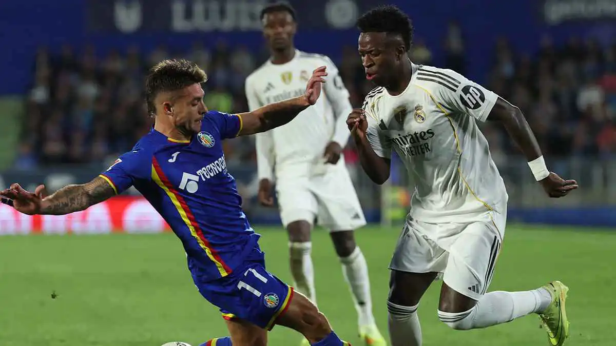 لا يمررون لي.. فينيسيوس يشتكي زملاءه لتشابي ألونسو (فيديو)