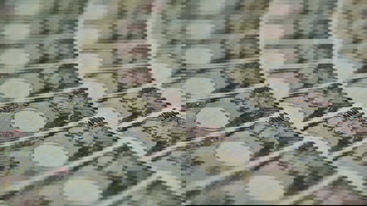 الدولار يستقر وسط تعاملات حذرة ويبقي الين قرب مستوى 150 
