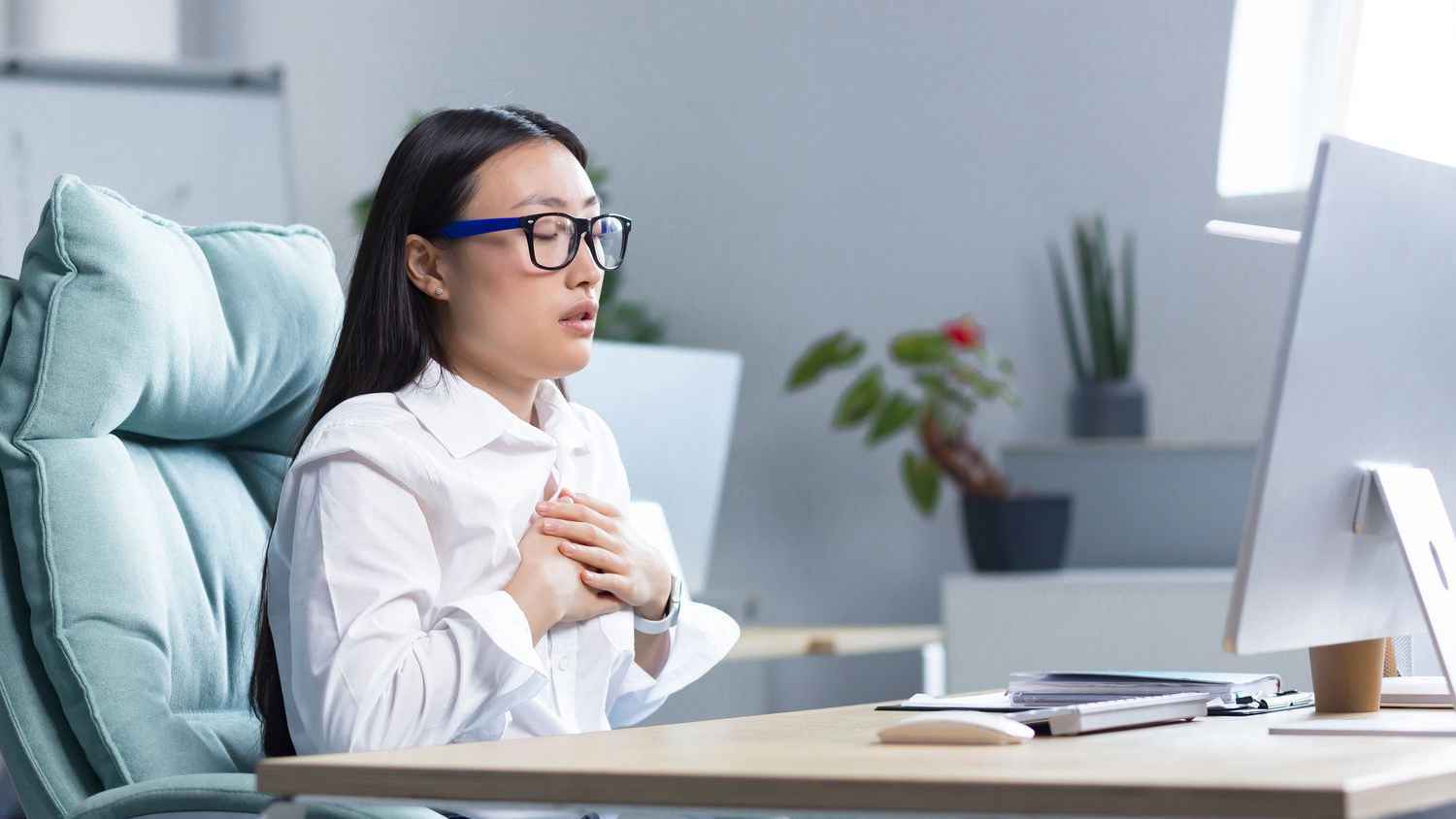 "جوع الهواء".. كيف تواجه أحد أعراض القلق النفسي؟