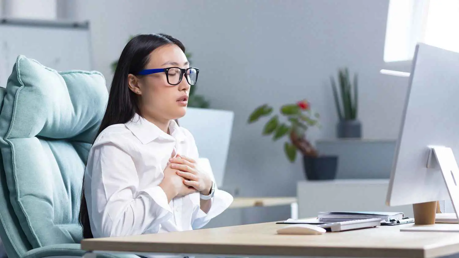 "جوع الهواء".. كيف تواجه أحد أعراض القلق النفسي؟