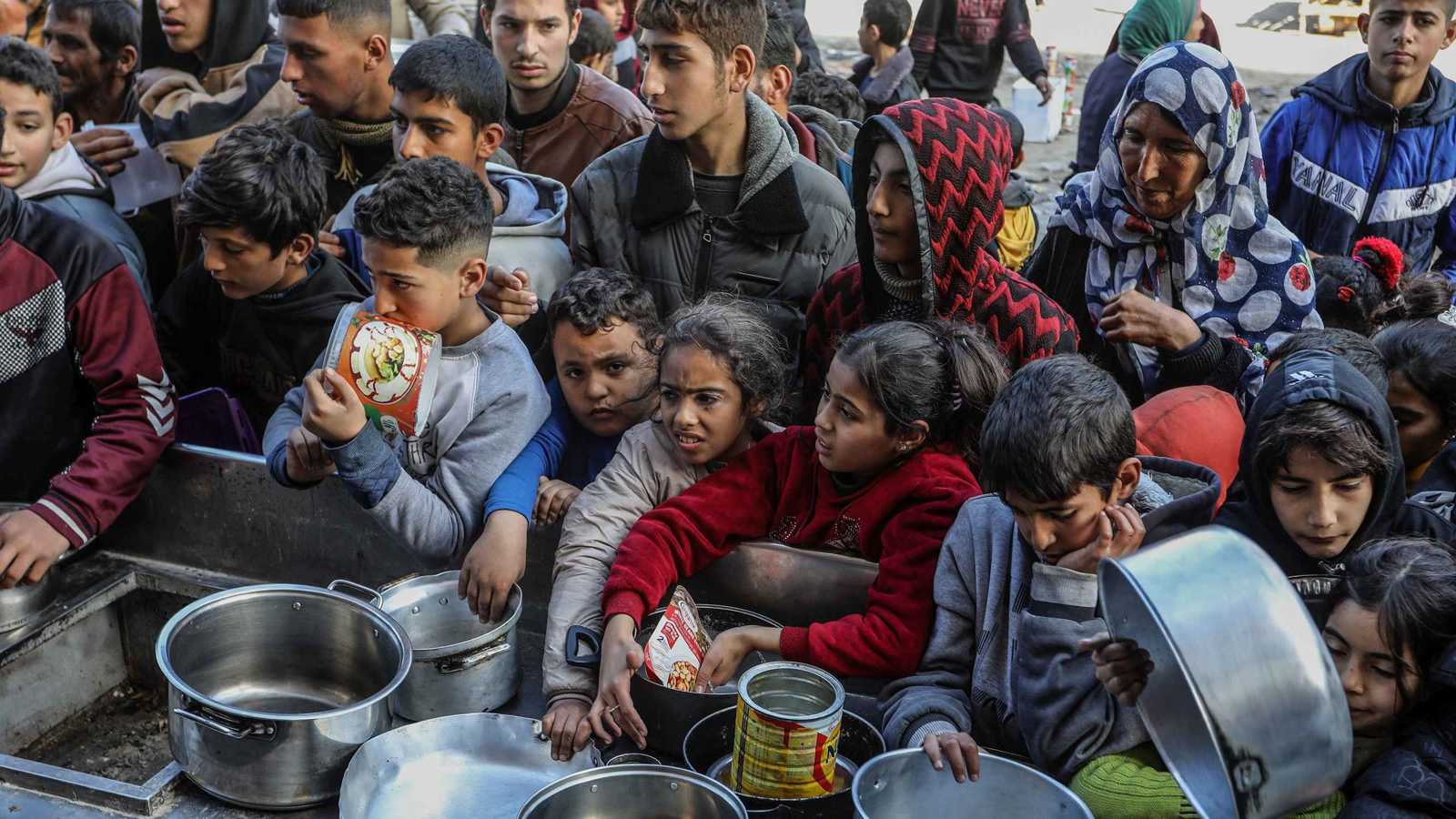 الطعام قبل الدواء.. موجة وفيات وشيكة تهدد 17 ألف طفل في غزة