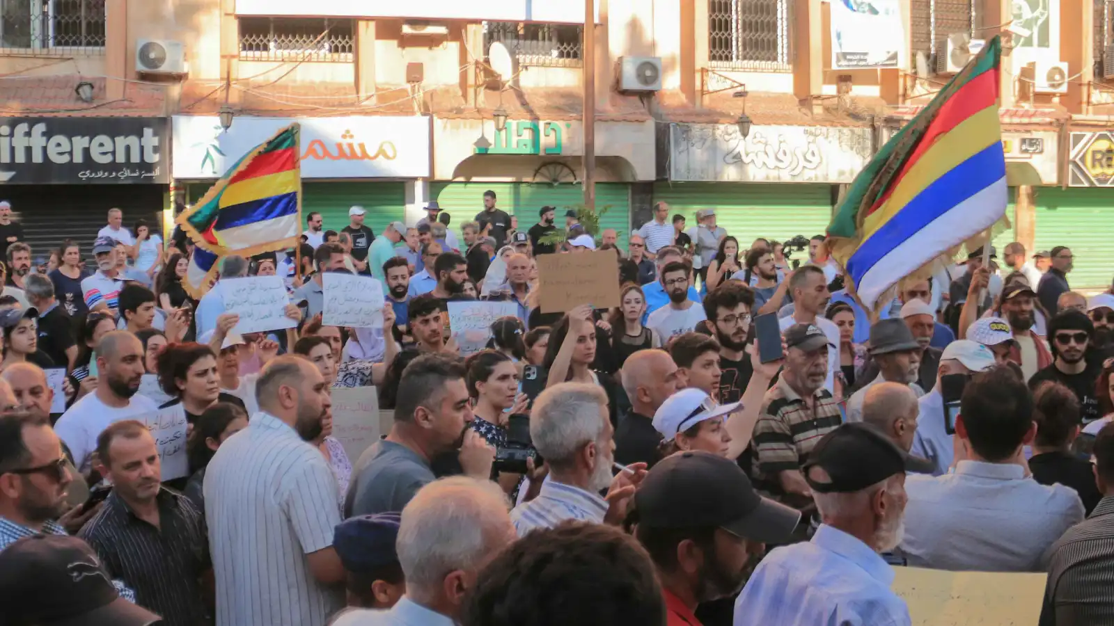 رفع علم إسرائيل في مظاهرات السويداء يثير الجدل (فيديو وصور)