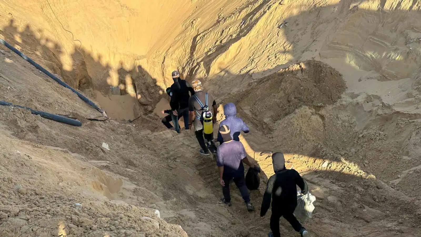 عناصر من حماس يبحثون عن جثث رهائن إسرائيليين في خان يونس