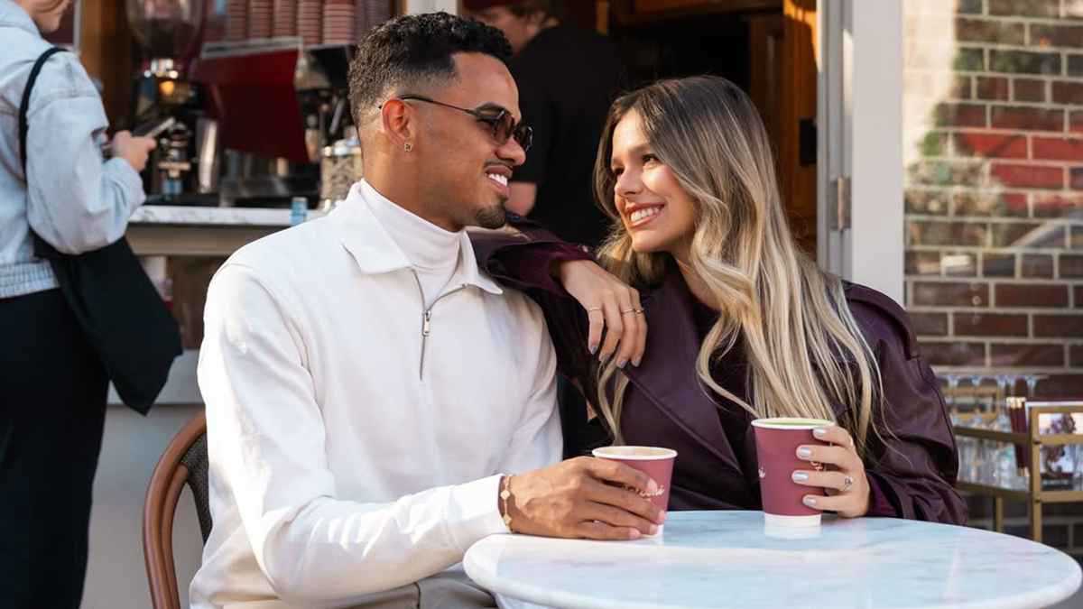 6 صور رائعة لنجم الأهلي السعودي مع زوجته (شاهد)