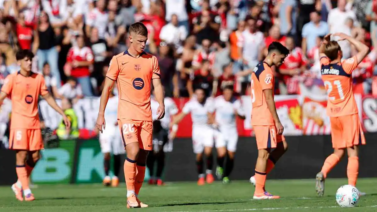 مشجعون للريال وإحصائياتهم فاضحة.. هجوم على حكام مباراة برشلونة وإشبيلية