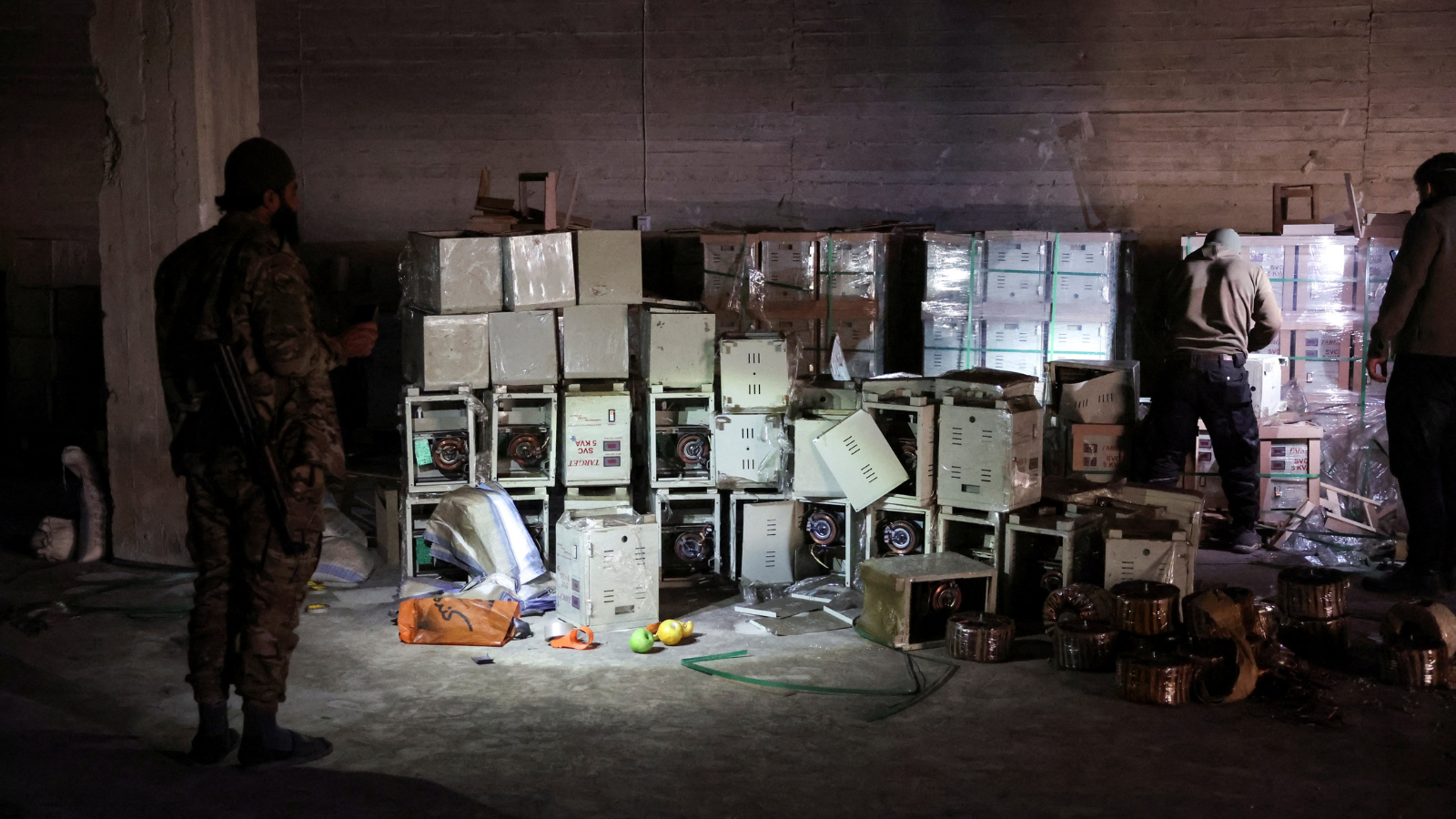 وثائق حساسة ومواد كيماوية.. "مبنى غامض" يثير الرعب في دمشق