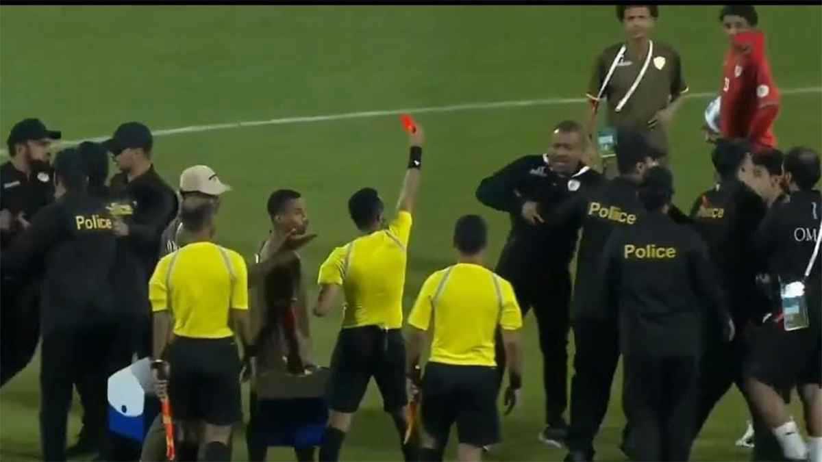 تعمدت أخسركم.. اتهامات خطيرة لحكم مباراة عمان واليمن في كأس الخليج للشباب