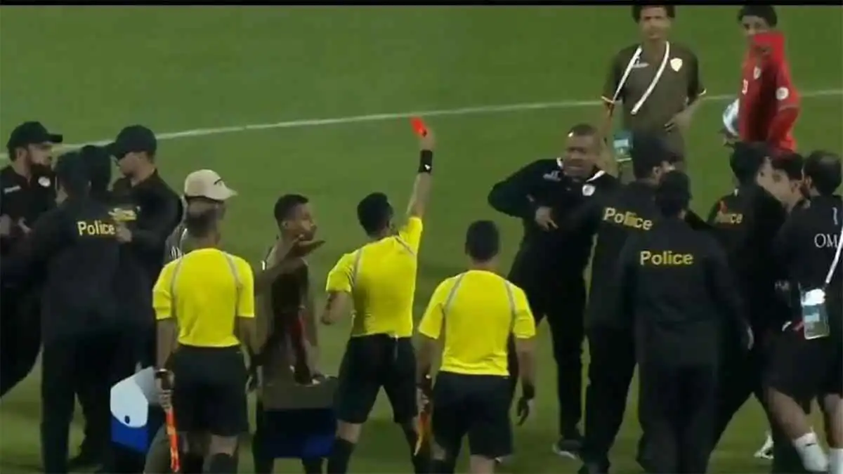 تعمدت أخسركم.. اتهامات خطيرة لحكم مباراة عمان واليمن في كأس الخليج للشباب