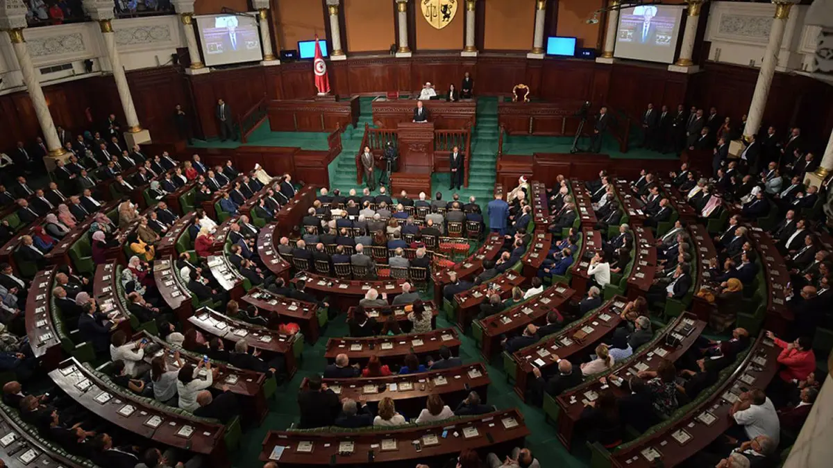 تونس.. البرلمان والبنك المركزي يحثان الحكومة على تقليص الإنفاق