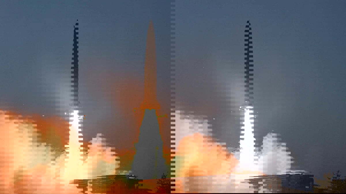 كوريا الشمالية تجري تجربة صاروخية جديدة