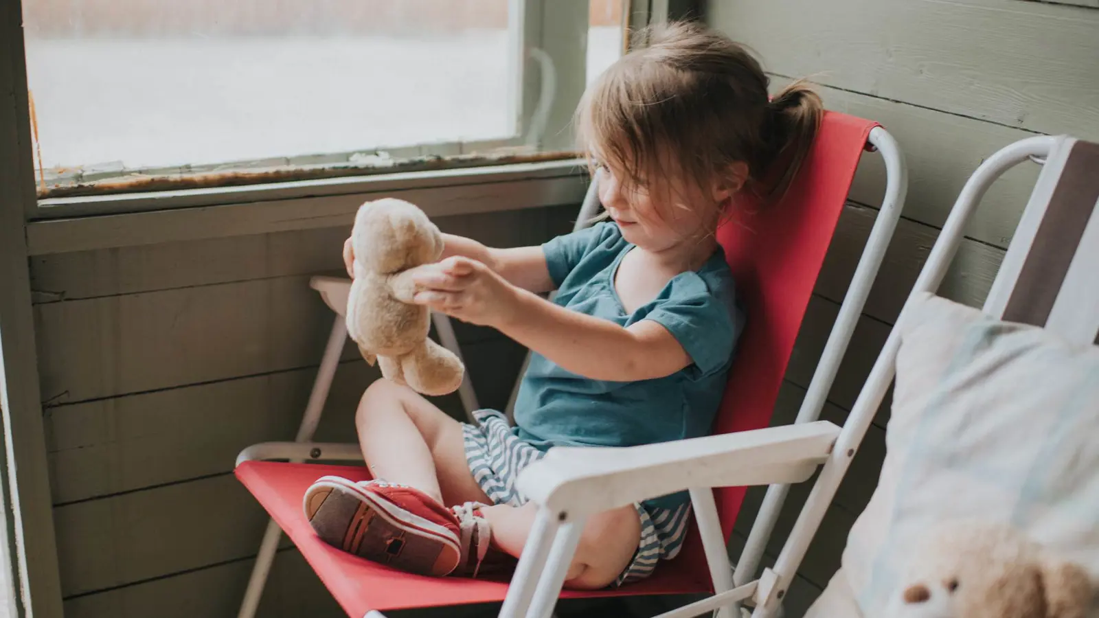 "رمي الأشياء".. هكذا يمكنك منع طفلك من ممارسة العادة