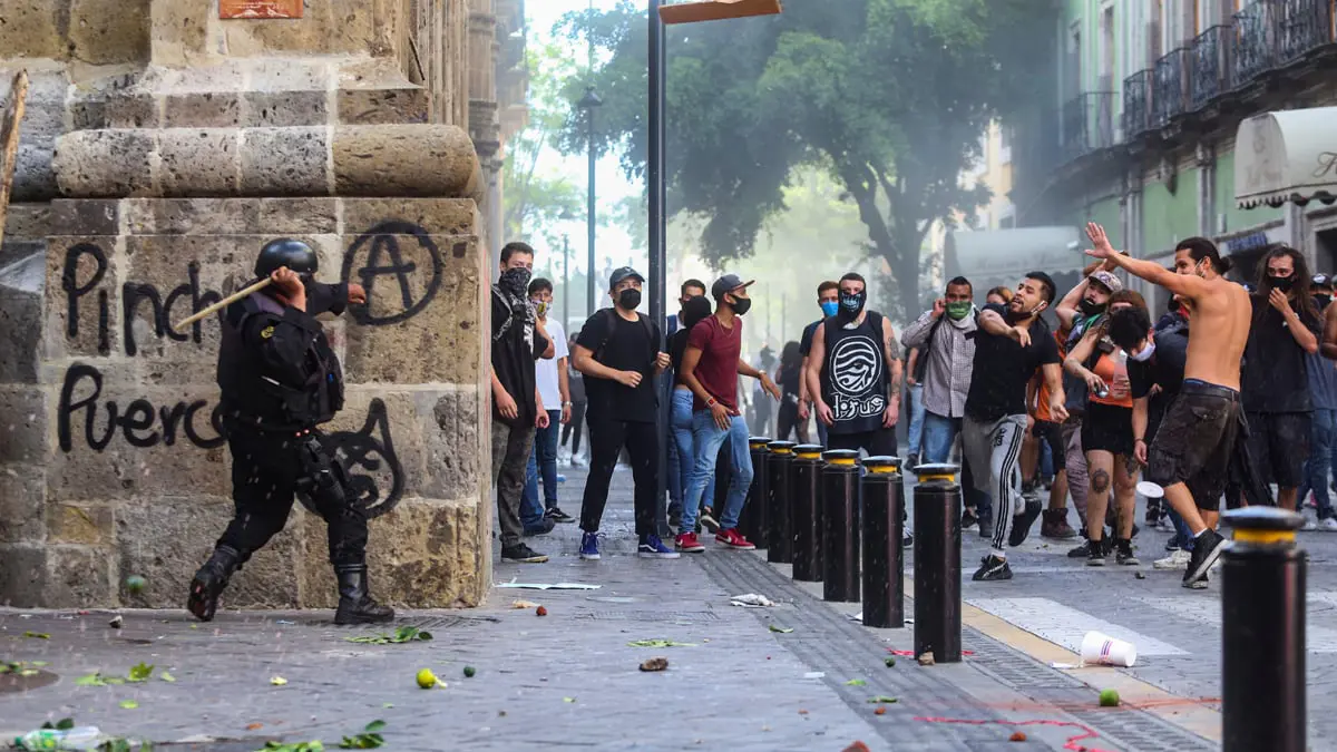 "عدوى فلويد".. شغب في المكسيك بعد وفاة شاب على يد الشرطة (صور وفيديو)