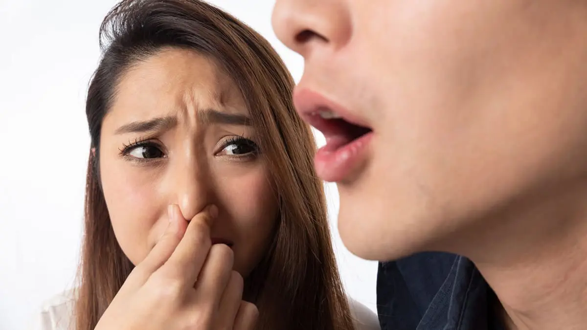 9 أسباب رئيسة لرائحة الفم الكريهة