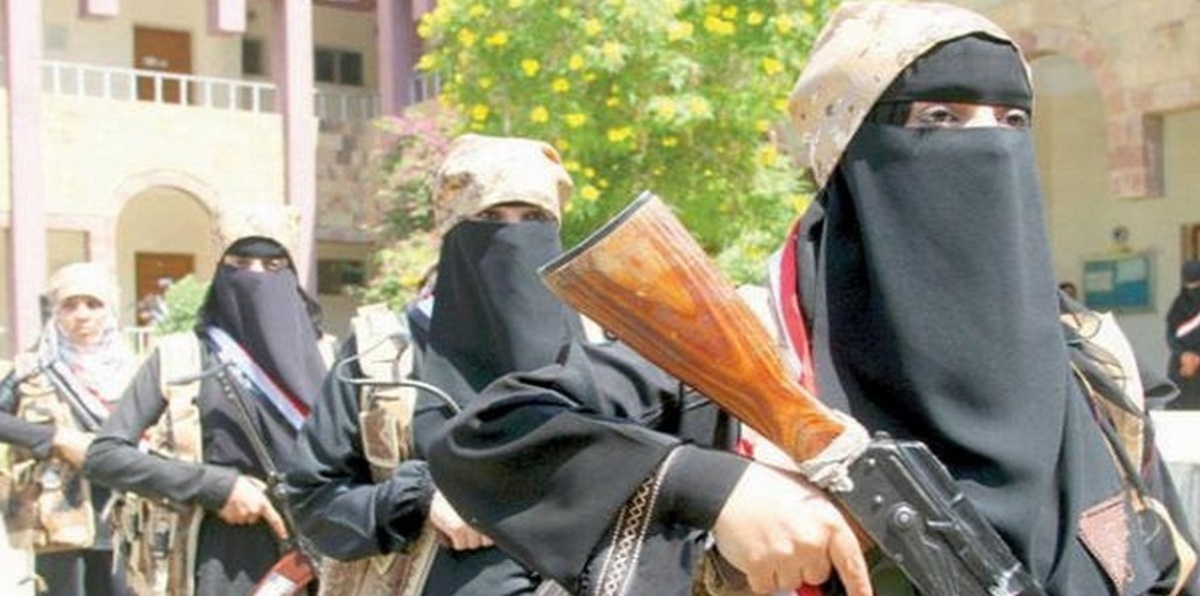 بالصور.. مقاتلات يمنيات في لجان المقاومة الشعبية خلال حفل تخرج بمدينة تعز