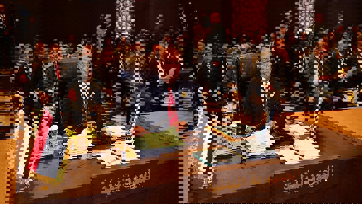 هادي يدعو إلى "الوقوف بحزم" أمام الأطماع والتدخلات الإيرانية