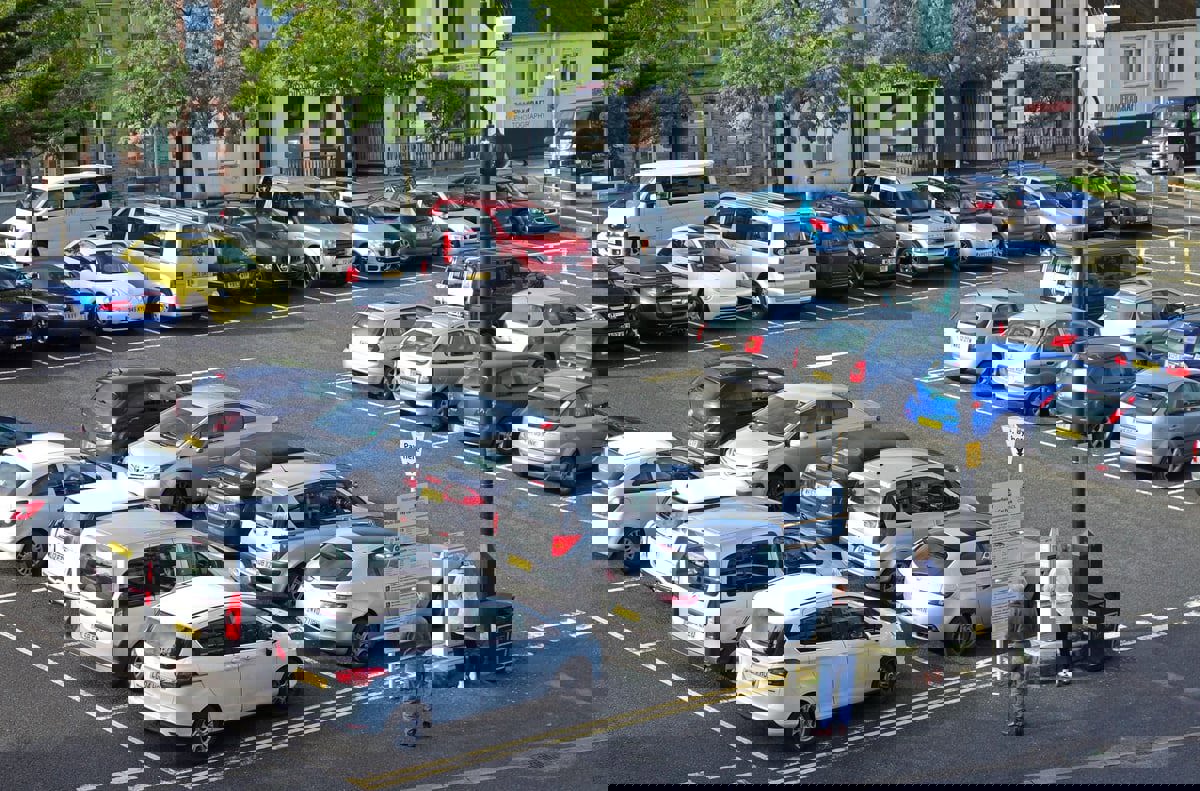 بينها عبوة المياه.. 7 أشياء قد تنفجر إذا تركتها في السيارة