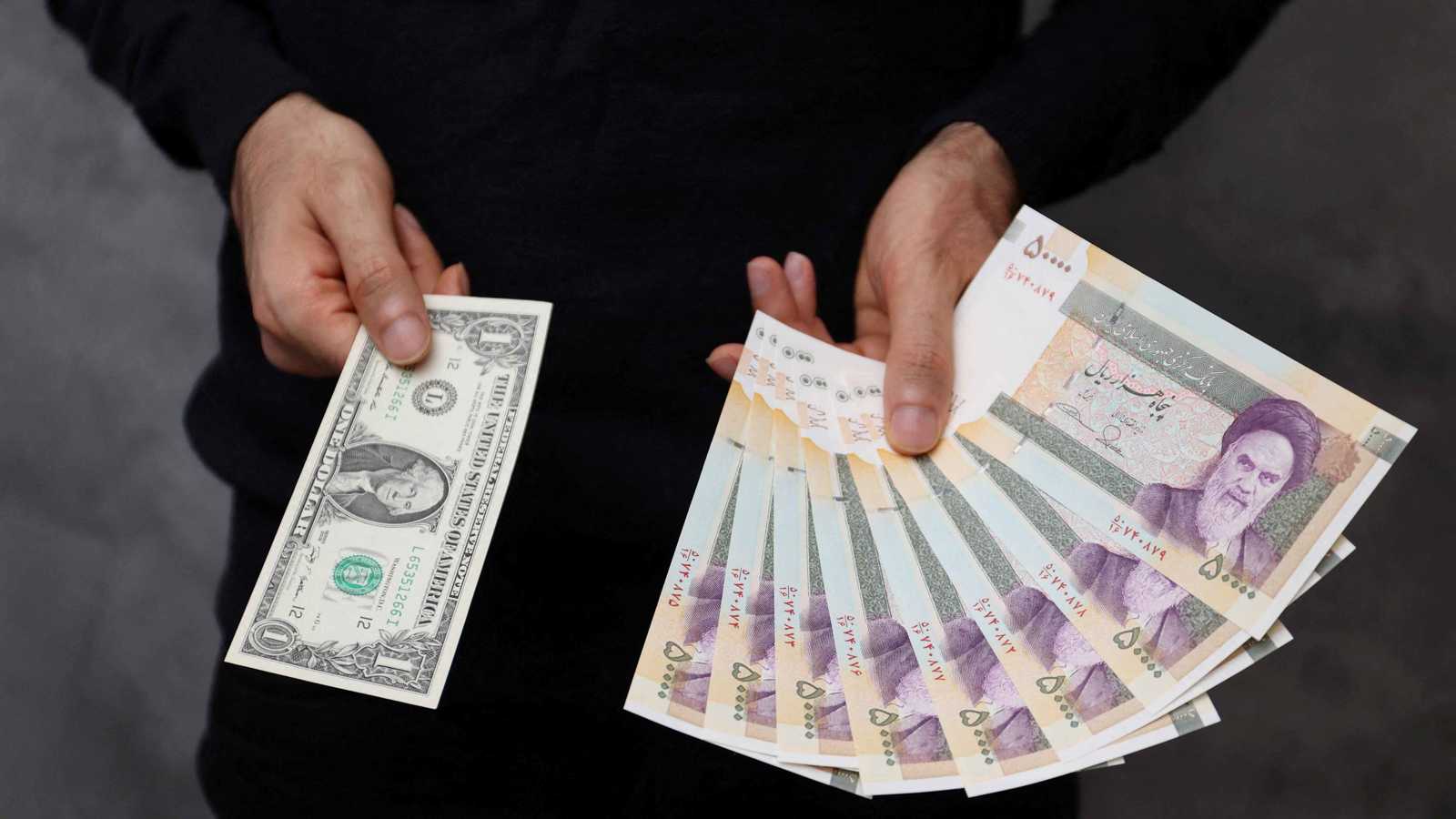 احتجاجات وإغلاق محال في طهران بسبب انهيار تومان