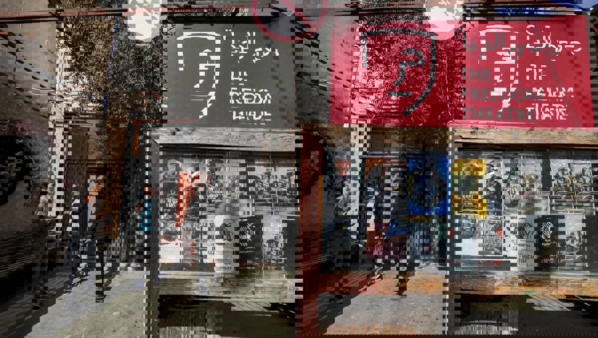 كُتاب وممثلون بريطانيون يطالبون إسرائيل بإطلاق سراح فرقة مسرحية فلسطينية