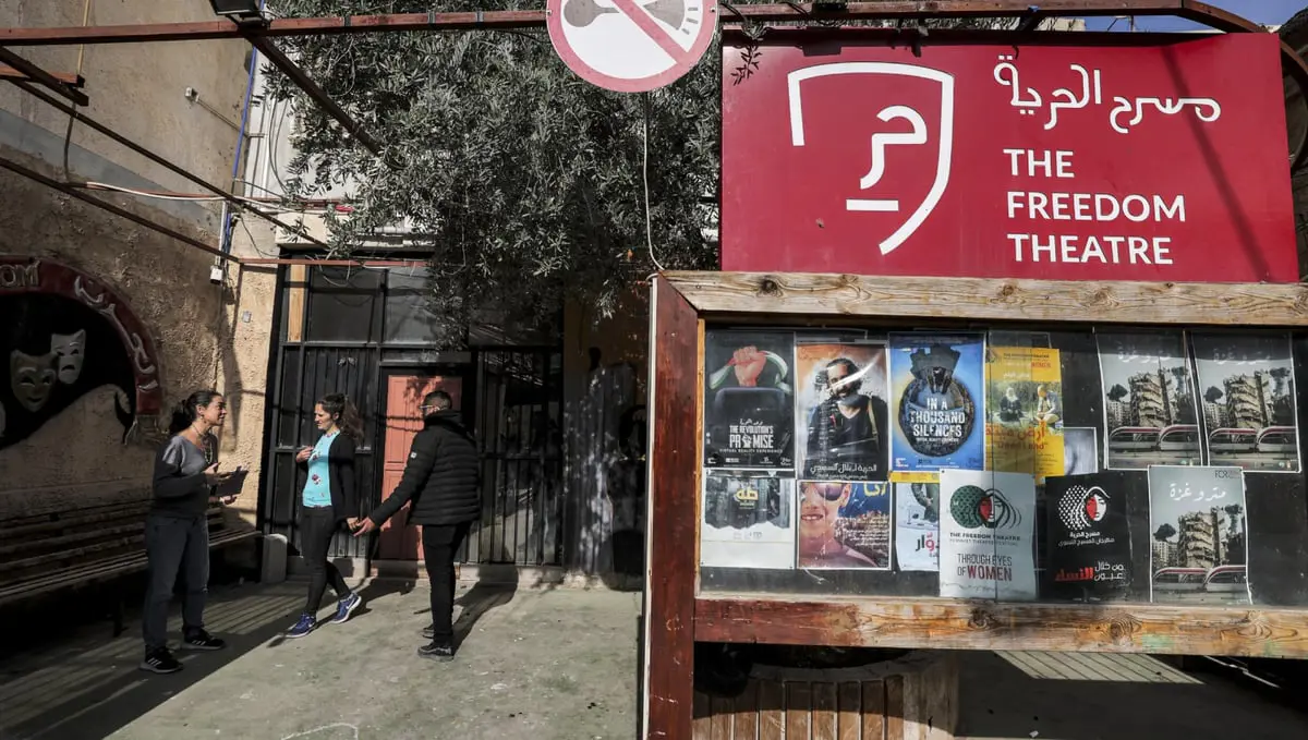 كُتاب وممثلون بريطانيون يطالبون إسرائيل بإطلاق سراح فرقة مسرحية فلسطينية