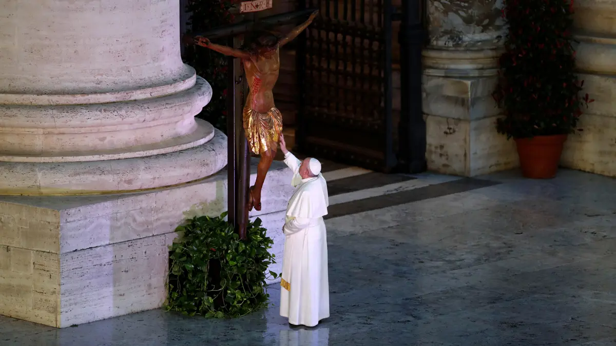 البابا فرنسيس يواجه عاصفة كورونا برفع الصلاة وحيدا