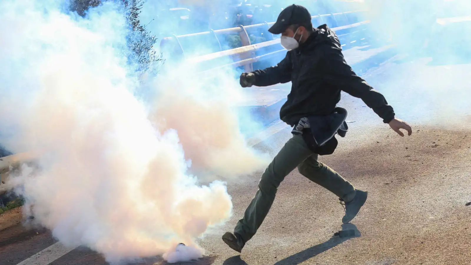 اشتباكات عنيفة وإغلاق مطارات.. فضيحة اختلاس تشعل كريت اليونانية (فيديو وصور)