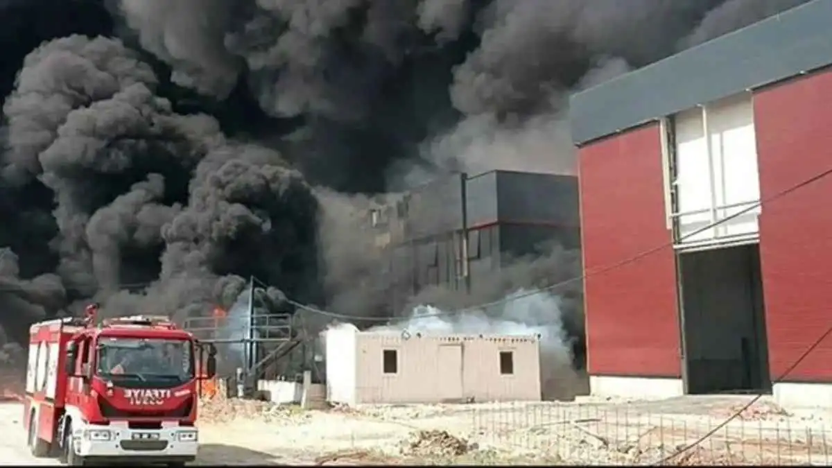 حريق ضخم يلتهم مصنعاً في مدينة صناعية وسط إيران (فيديو)‎