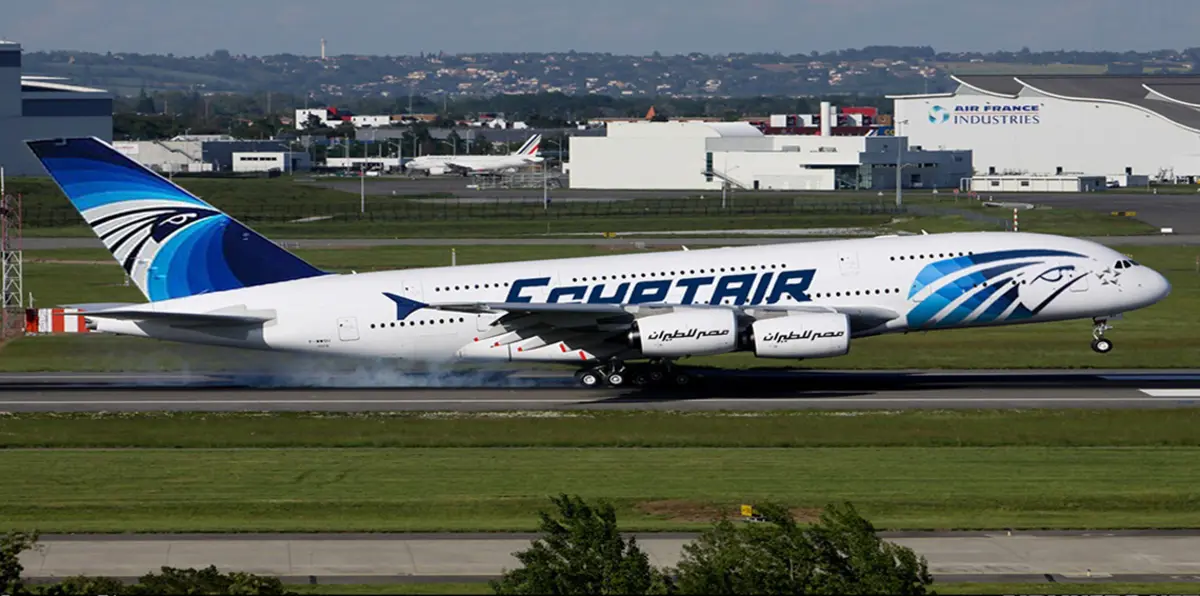 إنقاذ طائرة مصرية قبل أن تلتهمها النيران في مطار القاهرة (صورة)