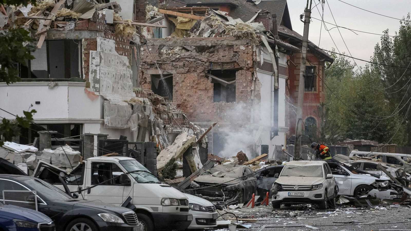 بعد الهجوم العنيف على كييف.. هل أنهت موسكو آمال المفاوضات؟