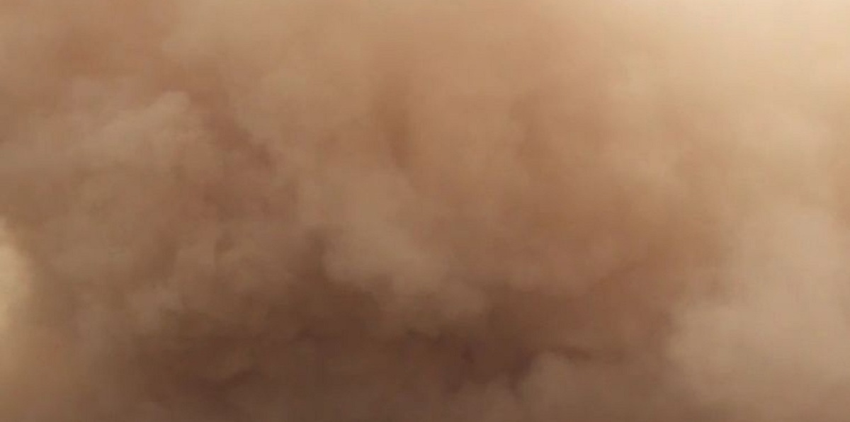 السعودية.. عاصفة ترابية ضخمة تزحف باتجاه القصيم (صور وفيديو)