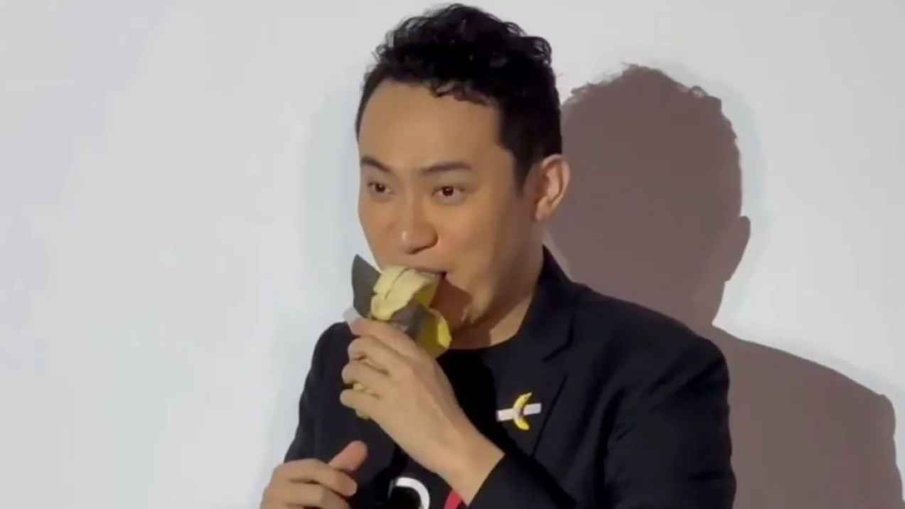 دفع ثمنها 6.2 مليون دولار.. مالك "موزة الحائط" يأكلها (فيديو)