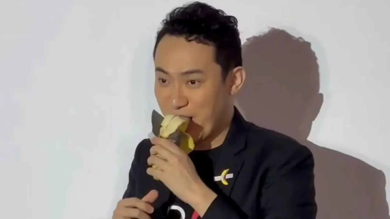 دفع ثمنها 6.2 مليون دولار.. مالك "موزة الحائط" يأكلها (فيديو)