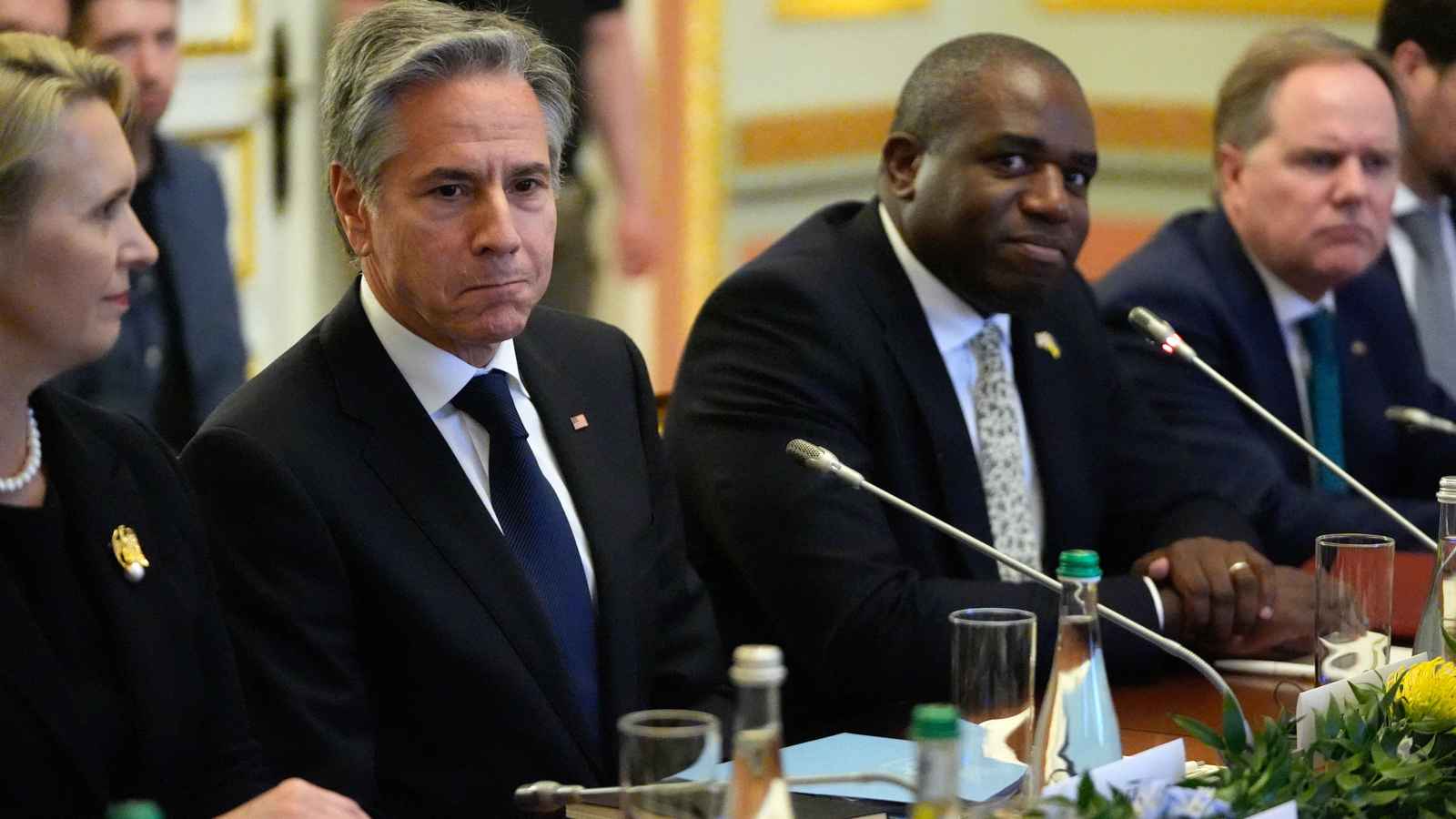 من كييف.. بلينكن ولامي يعلنان تزويد أوكرانيا بمئات الصواريخ