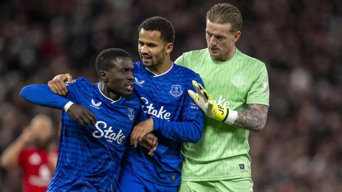 عقوبة ثقيلة على نجم إيفرتون بعد تعرضه للطرد إثر صفع زميله