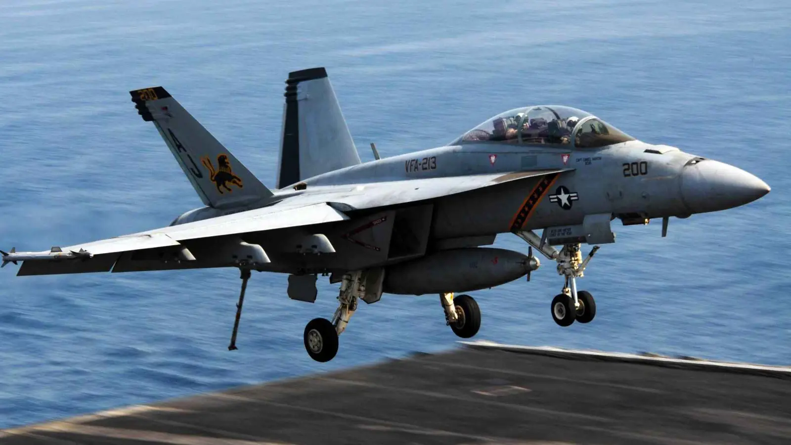 سقوط ثاني مقاتلة أمريكية في البحر خلال أسبوع