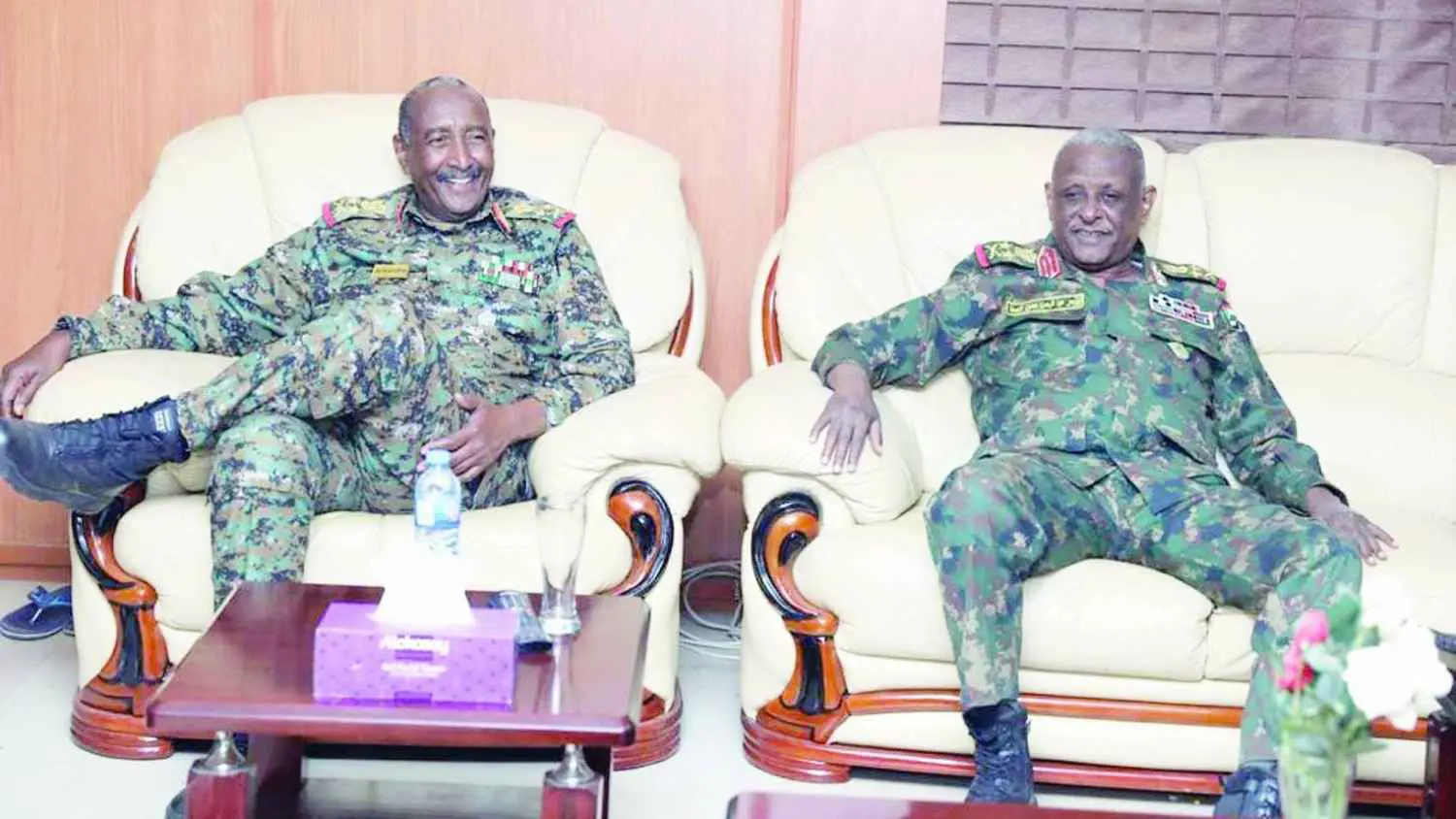 "لعبة تقاسم الأدوار".. خبراء يكشفون سرَّ الخلاف بين العطا والبرهان