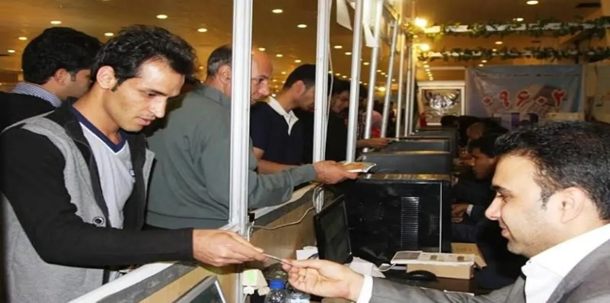 الحكومة الإيرانية تتكتم على إفلاس 12 من بنوكها