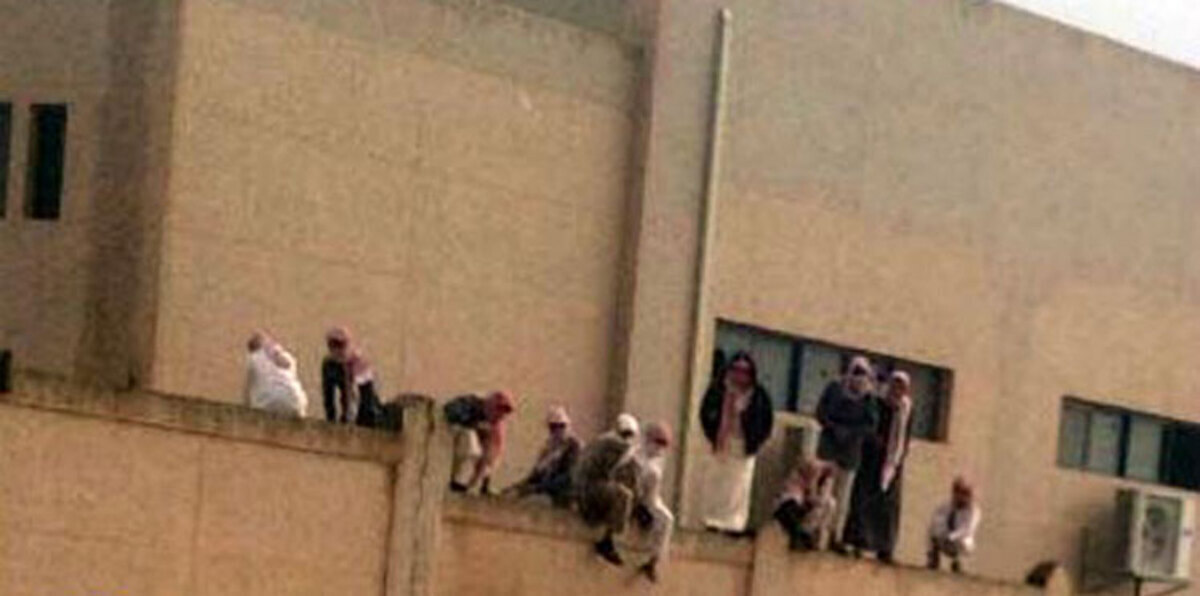 صورة طريفة.. طلاب سعوديون حاولوا الهرب من المدرسة ليصعقوا بمفاجأة