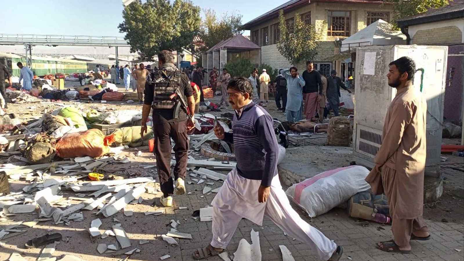 باكستان.. عشرات القتلى والجرحى في انفجار بمحطة قطارات رئيسية (فيديو)