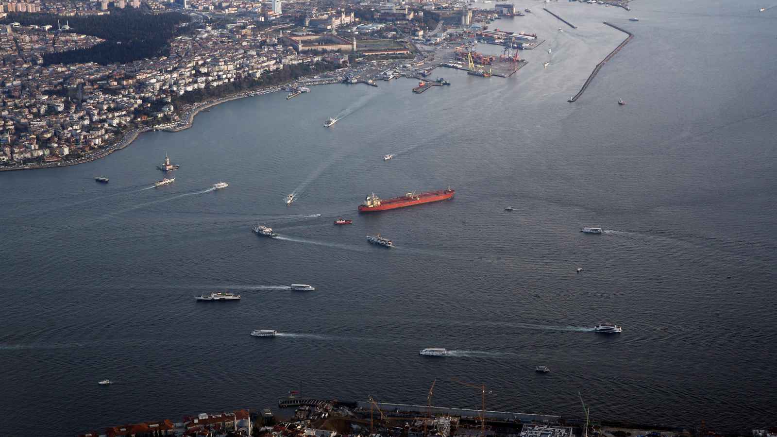 توقف حركة الملاحة بمضيق البوسفور بعد تعطل محرك سفينة