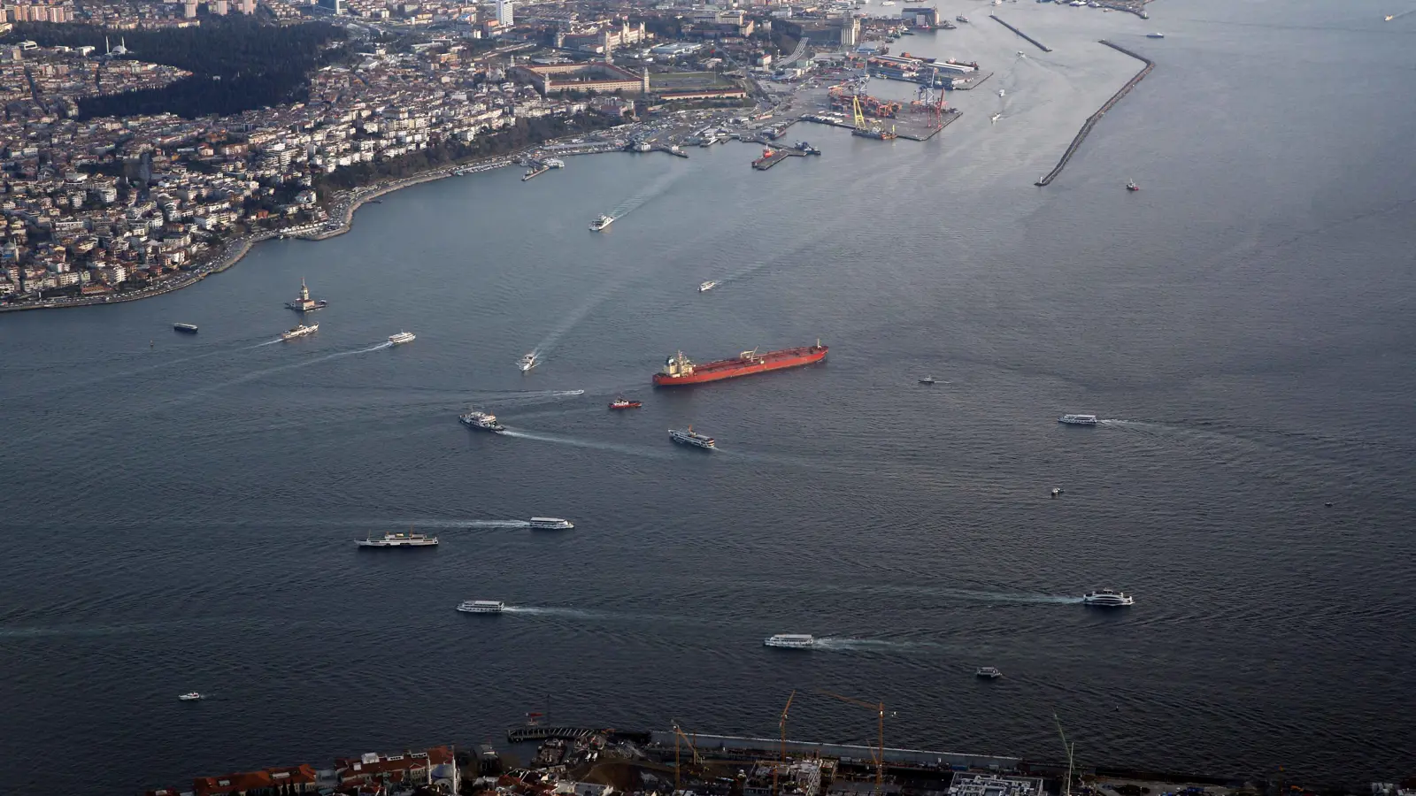 توقف حركة الملاحة بمضيق البوسفور بعد تعطل محرك سفينة